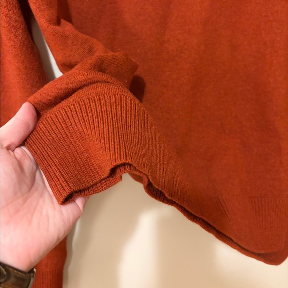 Banana Republic Men's Rust V-Neck Sweater - Picture 3 of 4